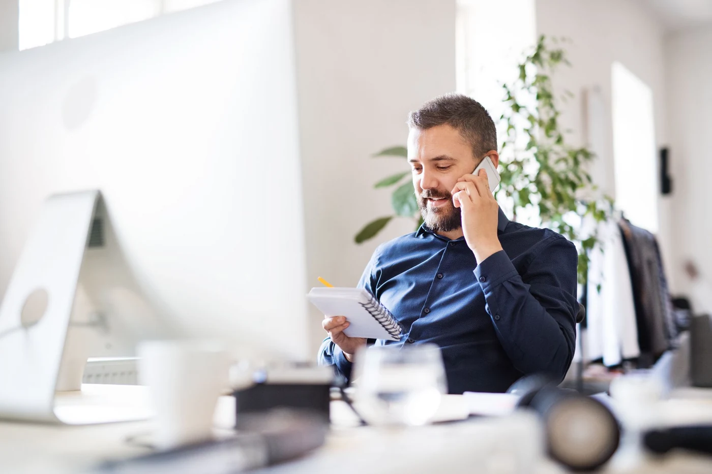 Especialista em atendimento acompanhando uma operação por telefone
